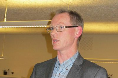 - Vi vil gerne styrke børns sprog. Det er vigtigt og virker forebyggende. Men vi går i tænkeboks og udskyder beslutningen en måned, siger medlem af udvalget Bjarne Svendsen (V). ?Foto: Ole Skydt
