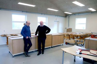 Bent Hansen fra Håndværker- og Industriforeningen (t.v.) er glad ved at kunne give 25.000 kroner til det ny sløjdlokale på Uhre Friskole og samtidig rette fokus mod, at det er vigtigt, at unge også vælger håndværksfagene til. Her ses han i selskab med den glade modtager Kent Lykke. ?Foto: Henrik Ole Jensen