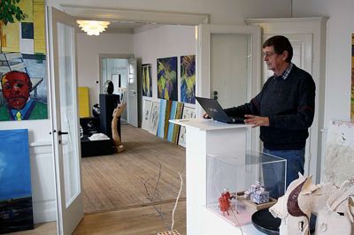 Foreningen Kulturremisens formand Søren Bøttger var i Galleri Spor 1 torsdag formiddag ved at katalogisere og prissætte værkerne. Fredag blev de første billeder til den forestående salgsudstilling hængt op i RemisenBrande. ?Foto: kim Kristensen