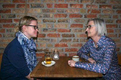 En blåstrømpe og en rødstrømpe. Cathrine Bräuner og Anne Helen Hvelplund (t.h.) ser forskelligt på ligestilling og kvindernes rolle, men én ting er de enige om: Det er op til kvinderne selv at udnytte deres potentiale og ikke give op og forsumpe, når barn nummer to er kommet til. ?? foto: jesper wind