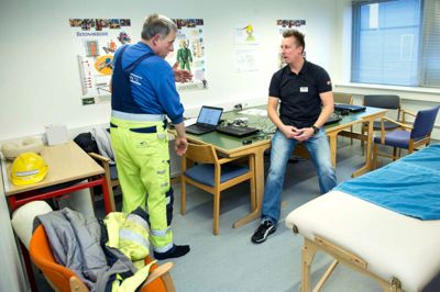 Maskinfører Hans Søe har på forhånd booket tid hos fysioterapeut Morten Libenholt, men indtil videre kan håndværkerne på supersygehuset i Gødstrup hver onsdag komme nærmest direkte ind fra byggepladsen og få behandling i sundhedscentret, der er indrettet i et kursuslokale i skurbyen. ? Foto: Tom Laursen