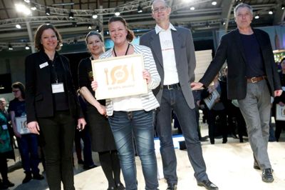 Runa Lindholm, forrest i billedet, tog imod et bronzemærke på vegne af Regionshospitalet i Herning. Det blev overrakt af Rikke Thorøe Grønning fra Økologisk Landforening (t.v.), Jette Søballe fra Fødevarestyrelsen (bagved), Robert Langberg Lind fra Fødevarestyrelsen og Per Kølster, Formand for Økologisk Landsforening (t.h.). Foto: Henrik Ole Jensen