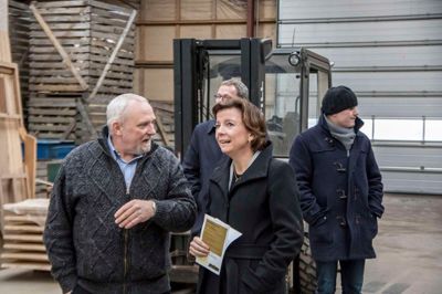 Under besøget på Møltrup Optagelseshjem så social- og indenrigsminister Karen Ellemann-Jensen (V) blandt andet savværket, som forstander Ebbe Larsen her fortæller om. ?Foto: Odd Jeppesen