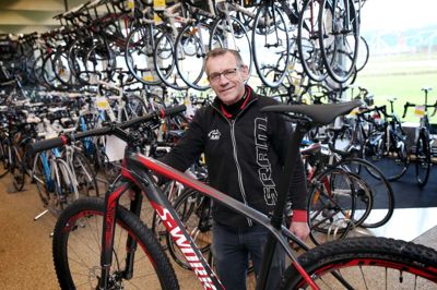 Henning Jørgensen parkerede sin professionelle cykelkarriere i 1983. Men han bruger stadig masser af tid på to hjul på landevejene omkring Herning. foto: flemming hansen