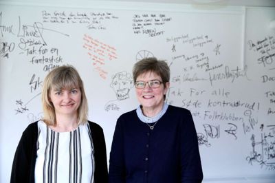Anna-Mette Fjord Kristensen (t. v.) og Karen Marie Gaardsvig fra biografens koncertudvalg. Det var de to, der fik ideen til væggen med autografer og hilsner, efter at backstagelokalet var blevet renoveret. ?foto: Flemming Hansen