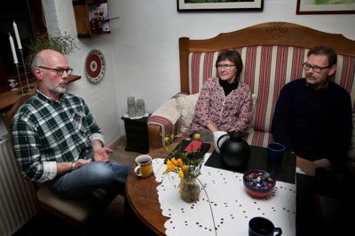 Elin Thylstrup fra Snejbjerg blev i juli 2015 ramt af en blodprop og fik hjertestop. Hun blev reddet af ægtefællen Hakon Larsen (t.v.) og deres fælles ven Peter Ejgod. Hakon Larsen bærer en lille pin på sin skjorte. Det er formet som et hjerte og en gave fra Hjerteforeningen.Foto: Flemming Hansen