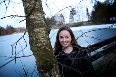 Julie Nørgaard er filosof og bor og arbejder i Aarhus, men hun er fra Ørre, og grundlovsdag holder hun den ene af tre grundlovstaler på Højskolen Skærgården. ?Foto: Flemming Hansen