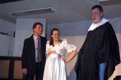 Hans Pedersen i rollen som præst har ingen hast med at vie Gustav Pedersen og Malene Damgaard. ?Privatfoto