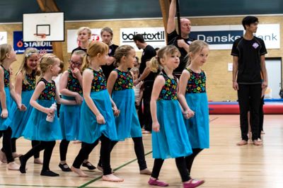 Ingen kan være i tvivl om, at pigerne på diskogym-holdet glæder sig til at komme ind på gulvet og vise hvad de kan. ?privatfoto