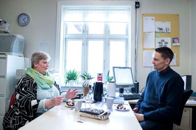 Karin Junker kom i flere år på værestedet Den Blå Mølle i Kibæk, fordi hun følte sig ensom. Hun har i dag fået et fleksjob på Møltrup Optagelseshjem i Timring, som er et hjem for mænd med små og store problemer. Her er hun ansat i montageafdelingen. Karin Junker er uddannet butiksassistent, men har arbejdet mange forskellige steder og fik på grund af nedslidningen tilkendt et fleksjob efter ni års kamp. I dag er hun fastansat på Møltrup. Jørgen Engholm Andersen, der er leder af Den Blå Mølle, er fuld af beundring for Karin Junkers fighter-evne i livet. ?foto: Tom Laursen