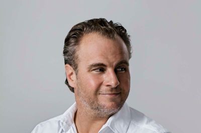 Uffe Holm er lige nu på turné med sit syvende one man show, og i påsken er det Hernings tur til at få rørt lattermusklerne.? PR-foto