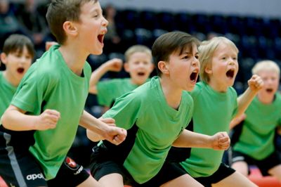 Krudtuglerne - drenge fra 0. til 3. klassetrin - viste både dans og springgymnastik. ??foto: Henrik Ole Jensen