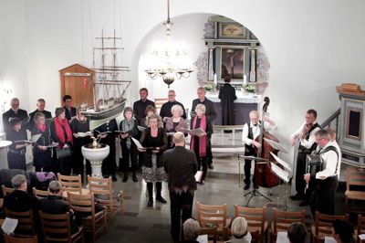 Kølkær Kirke har dannet rammen om mange begivenheder gennem årene. Her er det fra en spillemandsgudstjeneste i 2010 med Gimsing-koret akkompagneret af fire spillemænd. Skærtorsdag bliver der stillet borde op i kirken, og dem skal deltagerne sidde ved under hele gudstjenesten, hvor der bliver spisning efterfulgt af nadver.? Foto: Henrik Ole Jensen
