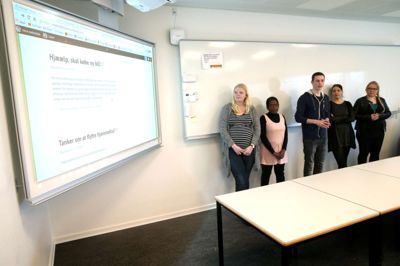 »Gruppe 2« præsenterer deres idé for andre studerende fra Erhvervsakademi MidtVest i Herning. Fra venstre: Ditte Pradsgaard, Nada Omer, Martin Hinrich Thusen, Charlotte Andersen og Dina Fuhlendorff Iyer. Sidste mand i gruppen var Sebastian Gråbæk. ?foto: flemming hansen