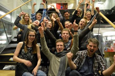 Dette er de 14 unge mennesker som er videre til semifinalen i Unge Sangere. ?foto: Steen Hebsgaard