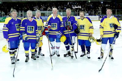 En stor del af Hernings ishockeykoryfæer er opvokset på Fredhøj. Mange af dem var samlet, da klubben i januar 2013 fejrede 40 års jubilæum for det første seniormesterskab. Fra venstre er det: Peter Degn, Jan Therkildsen, Frits Nielsen, Sten Schou, Arne Lassen, Greg Wentz og Benny Skou. ?Foto: Tom Laursen