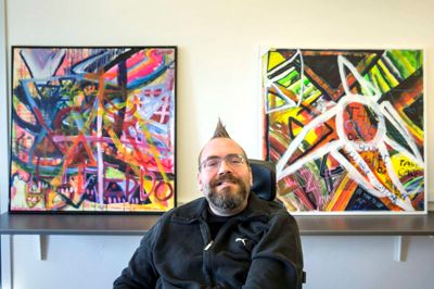 Mikael Hulegaard Jensen kan nu også føje titlen kunstner til sit cv. Fra på torsdag udstiller han malerier på Produktionsskolen på Gudhjemvej. ? Foto: Tom Laursen