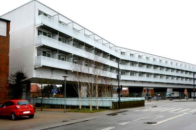 De 72 nye ungdomsboliger på Kousgaards Plads er snart klar til indflytning. Allerede fra fredag eftermiddag kan bilister dog fornøje sig med 115 nye parkeringspladser i p-kælderen under pladsen. Foto: Herning Kommune