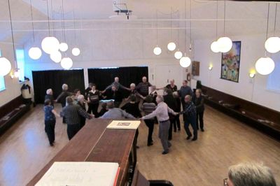 Der danses folkedans i forsamlingshuset til den store guldmedalje.