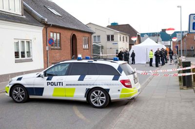 Black Army inviterede til fest fredag aften i anledning af, at de har været i lokalerne i Danmarksgade i et år. Politiet var mødt talstærkt op.