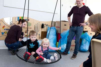 Børnene legede, som de plejede, men ellers var der ikke ret meget, der var ved det gamle i Holtbjerg Vuggestue fredag eftermiddag. Det var nemlig vuggestuens sidste åbningsdag. Mandag begynder børn og personale i to nye daginstitutioner. ? Foto: Tom Laursen