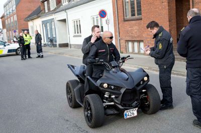 Politiet var mødt talstærkt frem, da Black Army holdt et-årsfødselsdag i klubhuset i St. Blichers Gade i aftes. Her er det et par raske fyre uden styrthjelm på en atv, der skal til fest. Men faktisk behøver man ikke have styrthjelm på, for atv'en bliver betegnet som en bil, oplyste indsatsleder fra Midt- og Vestjyllands politi, Kent Hansen. Et par timer efter at aftenens menu: familiepizza, var ankommet med pizzabud, var der i øvrigt endnu ikke ankommet ret mange gæster udefra. Et par piger med hætten trukket godt op over hovedet for at undgå folkebladets fotograf, lod sig dog lettere modvilligt registrere hos politiet med navn og foto og hele molevitten, inden de begav sig til fest i rygmærkeklubben. ? Foto: Tom Laursen