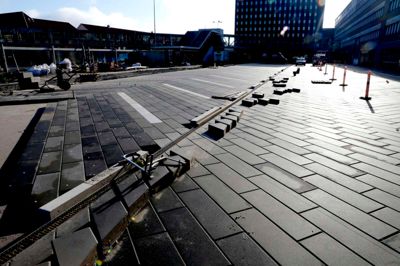 Fliselægningen foran banegården skrider hastigt frem. ?Foto: Henrik Ole Jensen