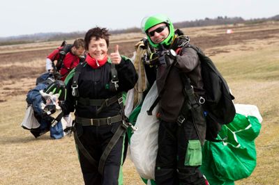 - Jeg tror, at hvis jeg gik herfra, så kunne jeg flyve, lød det fra Sonja Nøddesbo fra Sunds, der prøvede sit første tandemspring hos Dropzone Denmark i weekenden - og ikke nødvendigvis det sidste.? foto: tom laursenFoto: Tom Laursen