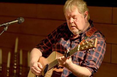 Troubaduren Sebastian havde sange med fra de seneste 45 år, som publikum i Dagmar Bio fik at høre. ?privatfoto