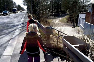 Mange skolebørn i Haderup må på en 135 meter lang strækning gå ude i rabatten langs autoværnet - uhyggelig tæt på de 5000 biler, heraf mange lastbiler, der kører på strækningen hver dag. ?privatfoto