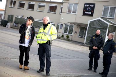 Rygmærkeklubben Black Army har siden marts 2015 boet i et klubhus på Danmarksgade 11. Nu har husets ejer fået Herning Kommunes tilladelse til at nedrive klubhuset og bygge lejligheder. Direktør for Ejendomsselskabet MIdtjylland ApS Jan Jørgensen siger dog, at der nemt kan gå tre år eller mere, inden projektet realiseres. Billedet stammer fra Black Armys fest i fredags, hvor politiet var talstærkt til stede. ? foto: Tom Laursen