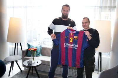 Jesper Nøddesbo overrakte i går en af sine spillertrøjer fra Barcelona til Tage Jakobsen, som er formand i Hauge GIF. ?foto: tom laursen