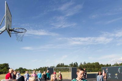 Multibanen har været en af nyskabelserne i Haderup inden for de seneste par år, og der er også planer om udendørs fitness, men der må gerne ske endnu mere i byen, mener borgerforeningen, der har inviteret til udviklingsaften på tirsdag. ?foto: Tom Laursen