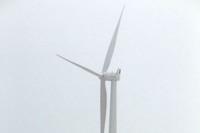 Denne test-vindmølle ved Husumvej nær Drantum skal pilles ned og erstattes af en ny og højere testmølle. ?Foto: Flemming Hansen