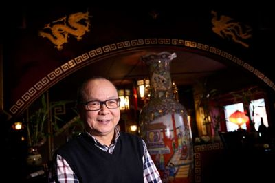 De første to uger med det nye koncept i China House stod restauratør Tony Cheng selv i køkkenet og lavede mad. Men siden har han været tilbage i restauranten, hvor gæsterne sætter pris på at møde ham - og omvendt. Han nyder også at præsentere dem for de nye retter, han har sat på menukortet.