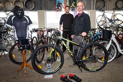 Ulrik Kristensen og Dennis Thorsted er cykelmekanikere hos Fri Bike Shop Ejstrupholm. De kan se, hvad kunderne vil have: Mountainbikes. ?foto: Tom Laursen