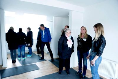 Beboere fra hele Sønderparken var mødt op for at se, hvad der venter dem, når det bliver deres tur til at få deres boliger renoveret. Personalet fra Bomidtvest var til stede for at svare på eventuelle spørgsmål fra lejerne. ?foto: Henrik Ole Jensen