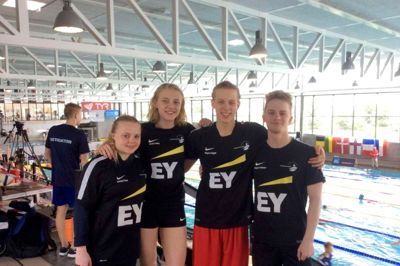 Fire lovende talenter fra Herning Svømmeklub kæmper i de næste dage for kvalifkation til EM for juniorer ved Danish Open. Fra venstre er det Trine Kjøngerskov, Amalie Søby Mortensen, Magnus B. Høgild og Magnus Fallesen. ? Foto: Herning Svømmeklub