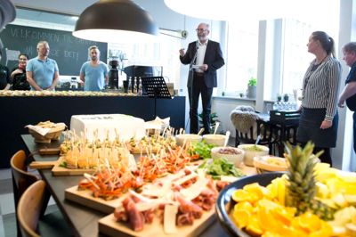 Kulturudvalgsformand Johs. Poulsen (R) holdt åbningstalen, da Huset No. 7 og den nye café blev indviet. Leder Line Hillerup (t.h.) var også på talerstolen og glædede sig over den forskel, som caféen vil gøre for de mange ansatte fleksjobbere. ?Foto: Tom Laursen