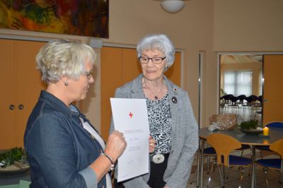 Det var sekretær Trine Kristensen, der begrundede og overrakte Inge Kristensen det fornemme royale emblem. ?Foto: Flemming Thulstrup