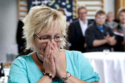 Juni 2011 måtte bestyrelsesformand Jeanette Laursen knibe en tåre ved afskedsreceptionen for Fasterholt Skole. Nu er der udsigt til lys i vinduerne igen i de 51 år gamle skolebygninger, efter Herning Kommune har overdraget bygningerne til landsbyens udviklingsselskab.? foto: tom laursen