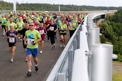 I september fejres åbningen af motorvejen gennem Silkeborg med et motionsløb inklusiv gå-ruter. Sidstnævnte er der meget rift om. Billedet er fra åbningen af motorvejen mellem Funder og Bording i 2012. ?Foto:Henrik Ole Jensen