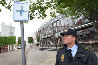 Det er ikke første gang, at der bliver indført præventiv kameraovervågning af Hernings gader. I 2010 kunne daværende leder af lokalpolitiet i Herning, Martin Løye vise dette skilt frem i Smallegade, hvor der var uro og vold i nattelivet.? Foto: Flemming Hansen