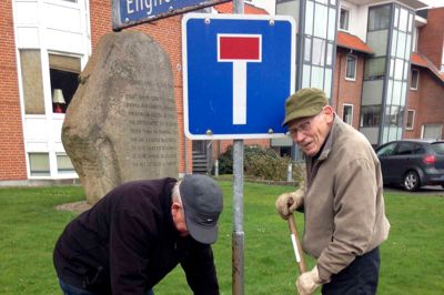 Ni lokale herrer sørgede for, at pælene til posterne kom i jorden. Her er det Bent Sunesen (t.v.) og Evald Johnsen, der var i gang med gravearbejdet foran plejehjemmet Engholm Centret. Arbejdet varede tre timers tid, og bagefter fik de kaffe i Dagmar Bio. ?privatfoto