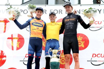 Team Trefor's U23-verdensmester, Mads Würtz Schmidt (i. m.) kunne lade sig hylde som årets vinder af Grand Prix Herning. Ved lørdagens løb blev Jonas Gregaard Wilsy (t.v.) (Riwal Platform Cycling) og Rasmus Bøgh Wallin (Team Soigneur) nummer to og tre. Foto: Flemming Hansen