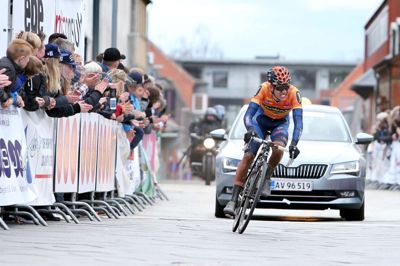 Team Riwal Platform Cyclings Jonas Gregaard Wilsly slider sig hen over brostene på Torvet i Herning, mens kommissærbil 2 - med Folkebladets udsendte - følger løbets udvikling.? Foto: Flemming Hansen