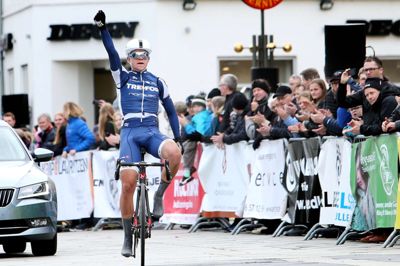 Mads Würtz Schmidt stikker armen i vejret i triumf. Den 22-årige Trefor-rytter viste stor råstyrke, da det gjaldt. ?Foto: Flemming Hansen