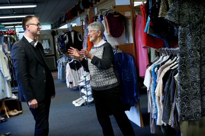 Erhvervsrådsdirektør Kenneth Mikkelsen og Gerda Højgaard, lokalformand for Røde Kors, mødtes i februar for at snakke om flygtninge. Mødet blev nedfældet af Herning Folkeblad under overskriften »Arbejde står øverst på ønskesedlen«. Foto: Henrik Ole JEnsen