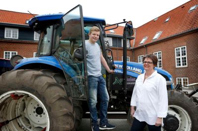 Thomas Laigaard er i gang med grundforløbet på Agroskolen i Hammerum, hvor Marianne Oksbjerre glæder sig over, at tilstrømningen af unge er steget i år. ?Foto: Henrik Ole Jensen