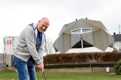 Ved klubhuset er en lille trænings-green med 18 huller, hvor man kan træne i den svære kunst at klare de sidste en-to-tre meter i et forsøg. ?Foto: Tom Laursen